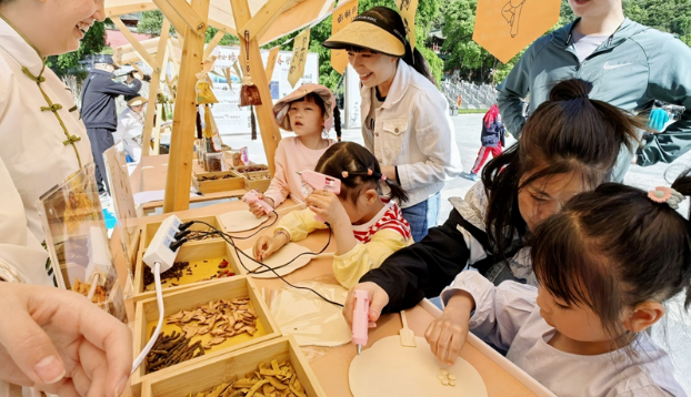 古建打卡熱度不減，“國(guó)潮養(yǎng)生”成假日新寵