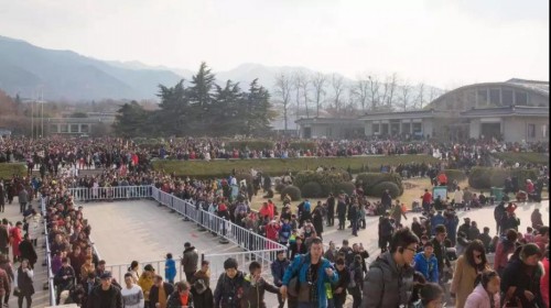景區(qū)過(guò)五一，為何會(huì)讓員工抱怨、游客罵娘成了常態(tài)？